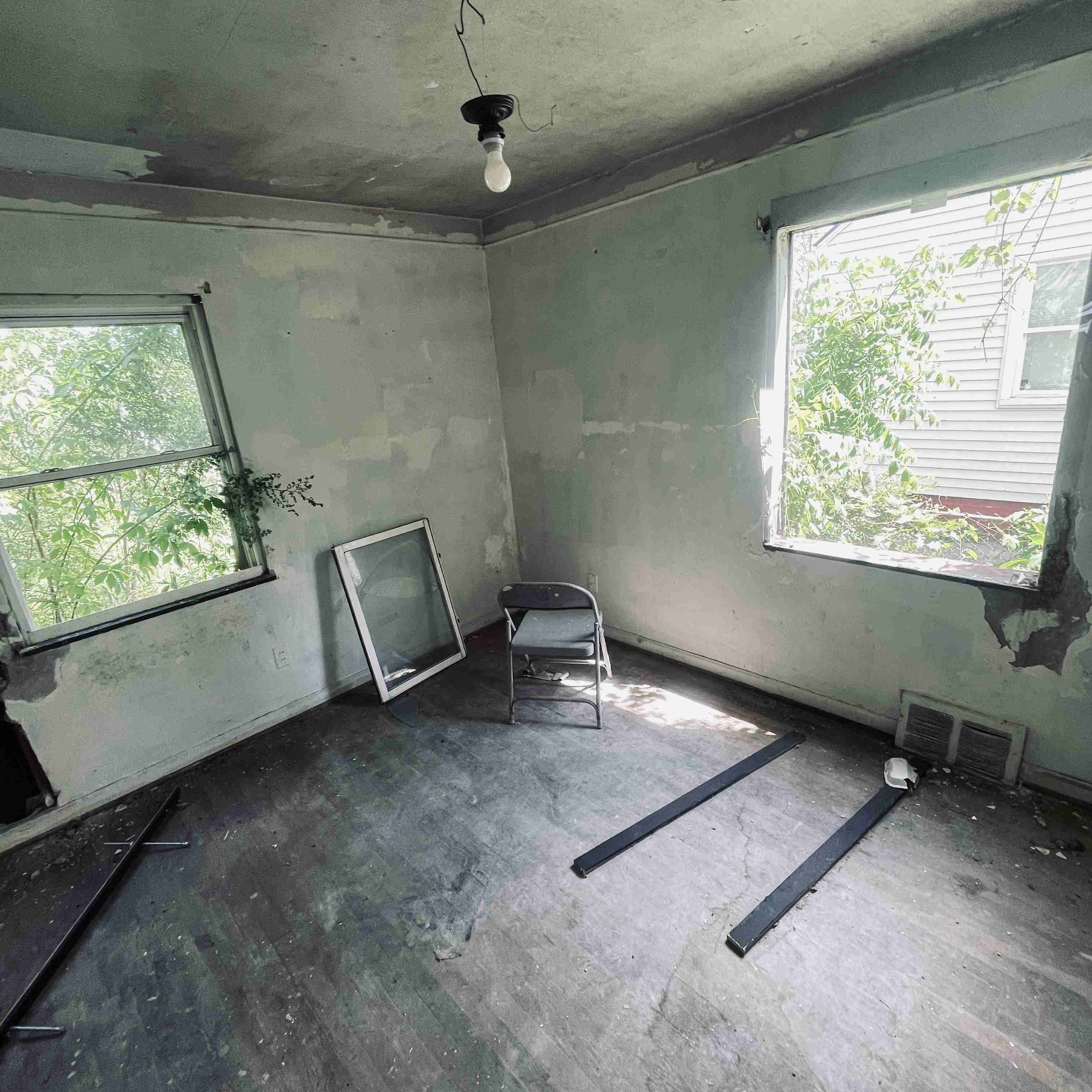 19220 Albany St (36).jpg